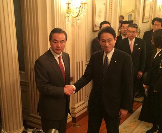 王毅在会见岸田文雄时说,要“听其言,观其行”。王毅还就改善中日关系提出了“希望和要求”。例如,中方强调日方应不再散布或附和形形色色的“中国威胁论”和“中国经济衰退论”。