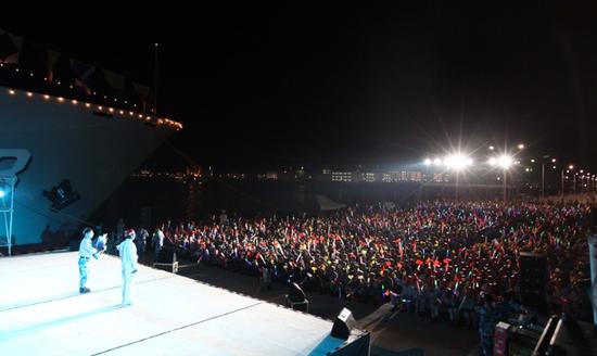 海政文工团上南沙永暑礁慰问演出