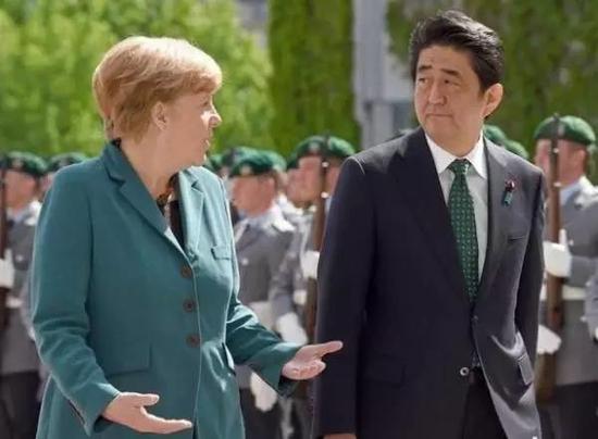 虽然这一暗示只是日本加入北约的军事研发项目,但已经表明美国在日本加入北约问题上是持支持立场的,也正是基于这一点占豪才判断这完全可能是美国背后的暗示,而默克尔不过是成了“背锅侠”。
