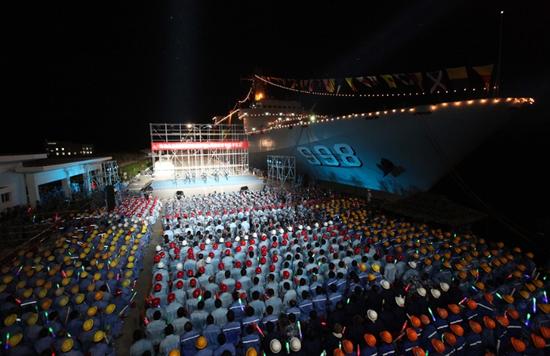 昆仑山号船坞登陆舰在永暑礁停靠