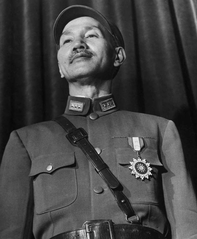美国已决定从台湾撤出侨民,美国留驻台湾的,只剩一位领事级的代表,最高级的武官,不过是位中校。”蒋介石突地一巴掌掴在自己脸上,把蒋经国和毛人凤吓了一大跳。