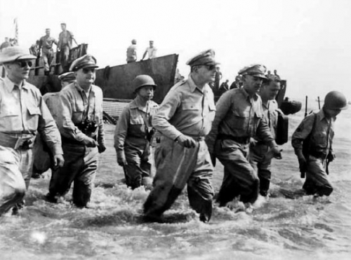 1944年10月,麦克阿瑟涉水登陆菲律宾。