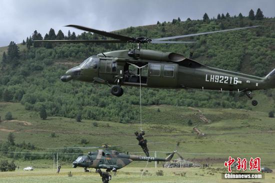 图为直升机空中快速机动投放