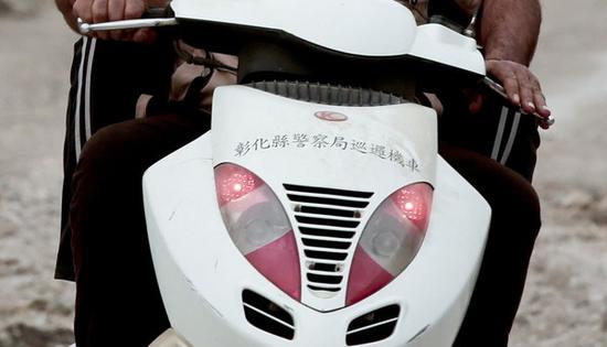 眼尖的网友发现了巡逻车上“彰化县警察局巡逻机车”字样