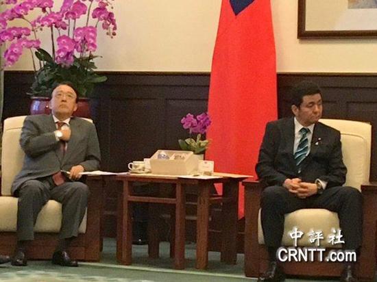 岸信夫(右)等人表情严肃