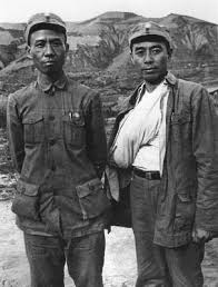 1939年,刘少奇与周恩来在延安,资料图。