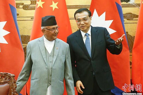 　　3月21日，中国国务院总理李克强在北京人民大会堂东门外广场举行仪式，欢迎来华进行正式访问并出席博鳌亚洲论坛2016年年会的尼泊尔总理奥利。
