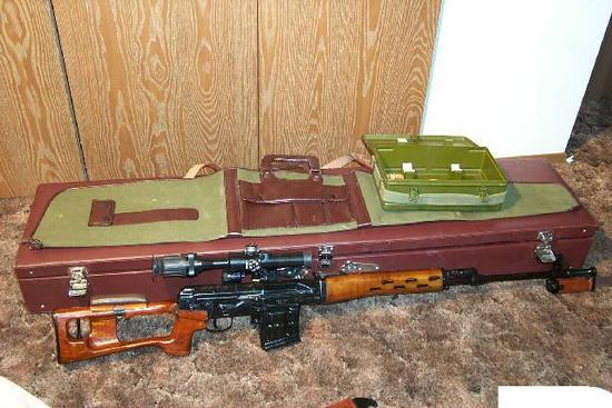 图为79式外贸狙击步枪的枪盒，枪袋，附件包以及枪身本体全套。