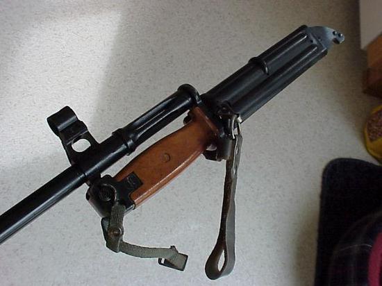作为SVD的仿制品，国产79式狙击步枪也可以使用AKM系列刺刀