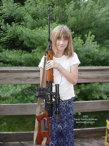 图为手持中国外贸狙击步枪的美国小萝莉