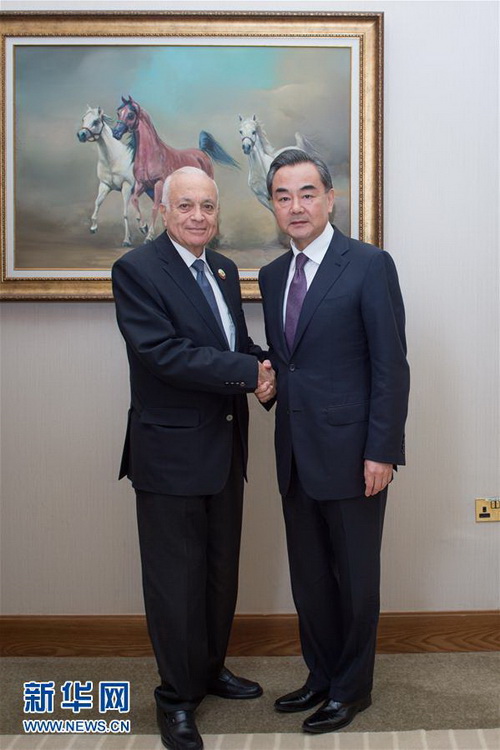 当地时间5月11日，外交部长王毅在多哈出席中阿合作论坛第七届部长级会议前会见阿拉伯国家联盟秘书长阿拉比。