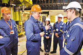 英国首相卡梅伦参观欣克利角B核电厂，与工作人员倾谈。法新社