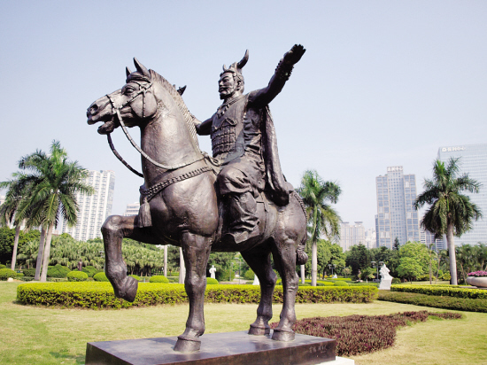 越南，与中国山水相连，鸡犬相闻，它世代受汉文化的浸润，历史上，曾长期受中国朝廷的辖属或保护。第一个在越南称帝的中国人远在秦汉时代，此人堪称世界范围内最长寿的帝王--他就是赵佗。