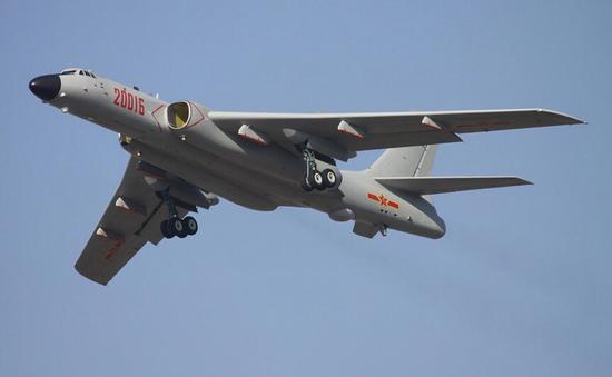 据英国《简氏防务周刊》网站5月12日报道,中国国家电视台披露,在5月的第一周,解放军空军的一架轰-6K轰炸机飞越永暑礁的新基地。