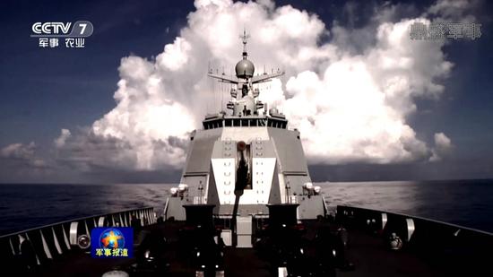近日，官媒曝光了中国海军174号052D驱逐舰在南海的训练画面。