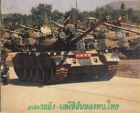 阅兵中的泰国皇家陆军，中国的69-II坦克作为将军的座车。