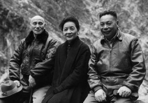 蒋介石与宋美龄、蒋经国合影(资料图)