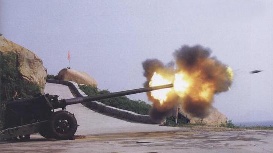 发射中的59-1式130毫米加农炮。