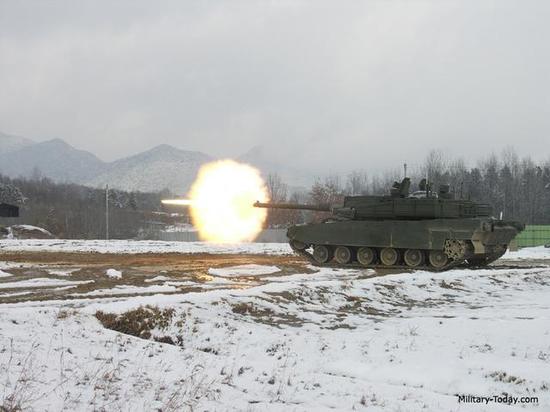 韩国陆军K-2黑豹主战坦克进行主炮试射