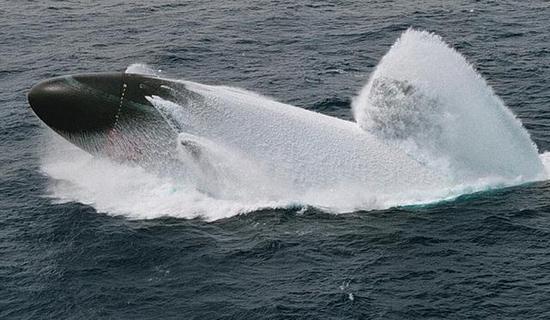资料图：美军潜艇紧急上浮
