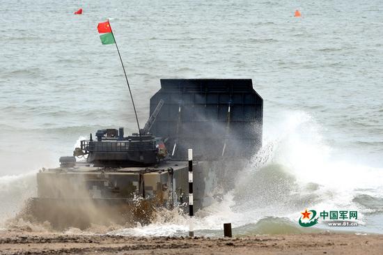 登陆台海05式水陆两栖突击车和轮式装甲车辆较为合适