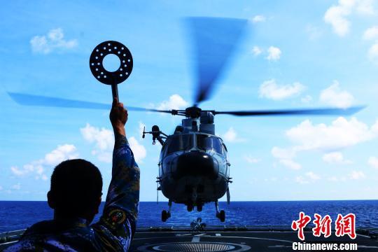 引导直升机着舰训练。黎友陶 摄