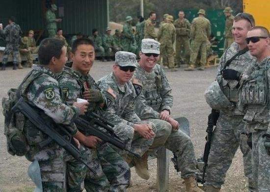 资料图:中美士兵进行军事交流