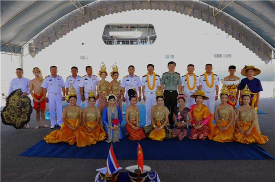 泰方组织民族舞蹈表演，迎接我海军官兵到来。