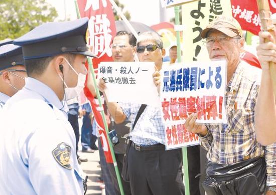 冲绳弃尸案使多个驻日美军基地周边民众愤怒情绪高涨。20日，冲绳县民众在嘉手纳基地前抗议。