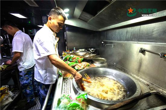 052D新型驱逐舰厨房曝光