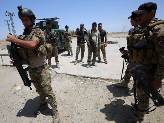 22日，伊拉克政府军在费卢杰郊区集结