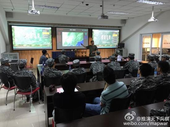 2015年第二届北京大学生兵推大赛的照片，看得出来，这也就是一次国防教育课，存在专业性和深度方面的缺陷并不算啥大问题，毕竟关键是引起学生的兴趣