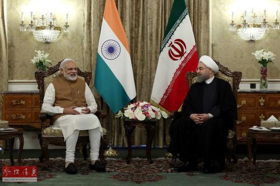 印度总理莫迪(左)23日在德黑兰与伊朗总统鲁哈尼举行会晤,印度、伊朗和阿富汗将签署开发伊朗恰巴哈尔港的协议。