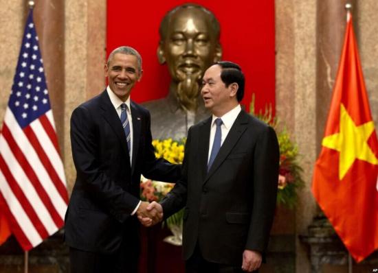 23日，奥巴马与越南国家主席陈大光在河内会面