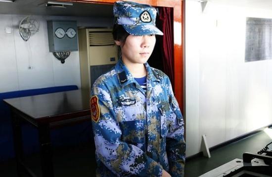 上等兵孟佳丽正在兰州舰上操舵