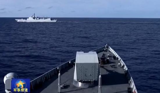 南海舰队舰艇编队在演练中