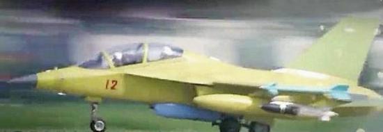 “猎鹰”教练机挂弹起飞，该机翼尖挂架上蓝色的是配重弹，机翼外侧挂架下是雷石6型500公斤滑翔制导炸弹