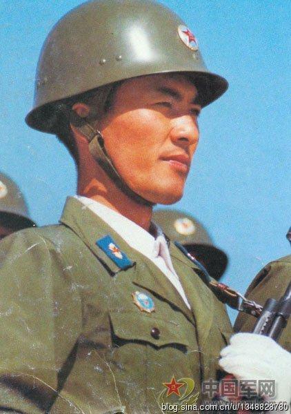 1984年阅兵式上戴GK-80盔的我军战士