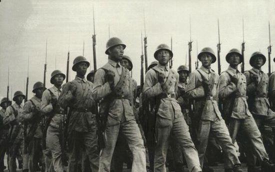 开国大典阅兵式上佩戴日军90 头盔 的解放军步兵方队