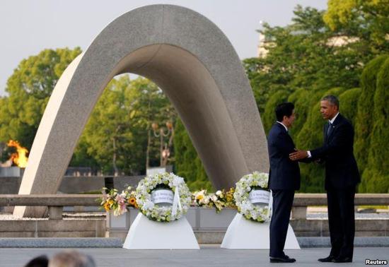 2016年5月27日广岛和平纪念公园， 美国总统奥巴马和日本首相安倍晋三敬献花圈