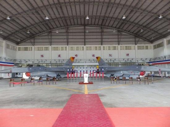 两架F-16“太阳神”彩绘机,B型6830号机(左)、A型6677号机(右)