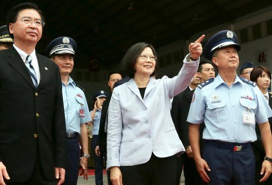 蔡英文与台空军高层观看401联队F-16飞行演示