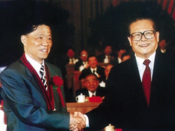 1999年9月18日,江泽民主席在人民大会堂向陈能宽授予“两弹一星”功勋奖章。