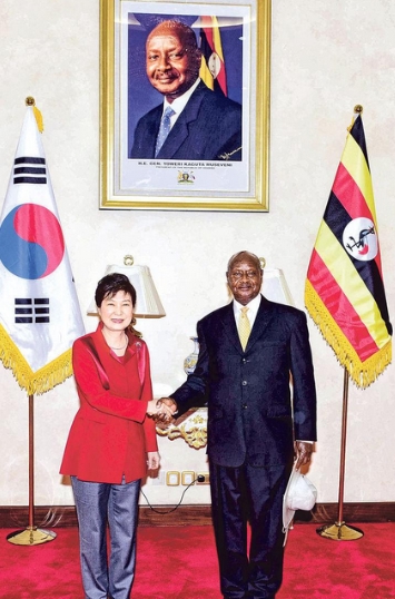 韩国总统朴槿惠(左)与乌干达总统穆塞韦尼(右)周日举行峰会,赢得对方同意中止跟朝鲜的军事合作关系。