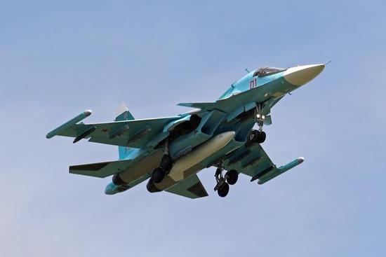 图为第277轰炸机航空团生产的苏-34战斗轰炸机进行试飞