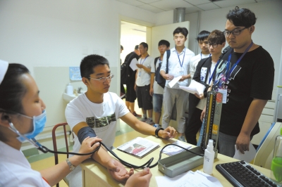 昨天上午，东城区的征兵体检工作在普仁医院拉开序幕。京华时报记者谭青摄