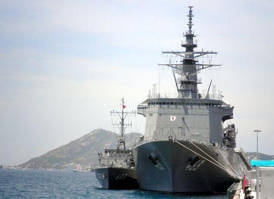 日本海上自卫队的扫雷母舰“浦贺”号与扫雷艇“高岛”号停靠金兰湾的国际港