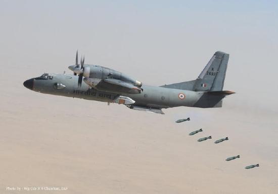 图片：印度空军也有能客串扔炸弹的运输机，其装备的大约40架乌克兰生产的安-32运输机，经过简单改装以后，可以打开尾舱，采用甩投的方式投掷炸弹。