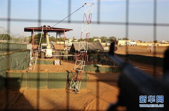 这是2015年10月28日拍摄的联合国马里多层面综合稳定特派团位于加奥的一处营地的入口。据中国驻马里大使馆消息,联合国马里多层面综合稳定特派团位于加奥的营地5月31日遭遇汽车炸弹袭击,具体伤亡情况仍在核实中。该营地也驻有中国维和人员。新华社记者 潘思危 摄