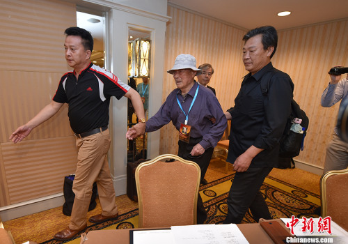 图为中国受害劳工及遗属代表出席中日律师联合记者会。